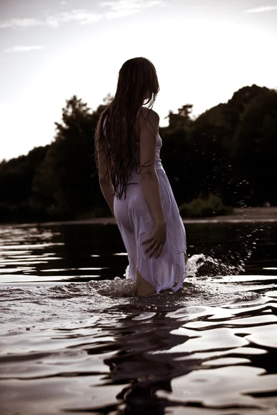 Donna bionda sul fondo di scogliera dell'acqua — Foto Stock