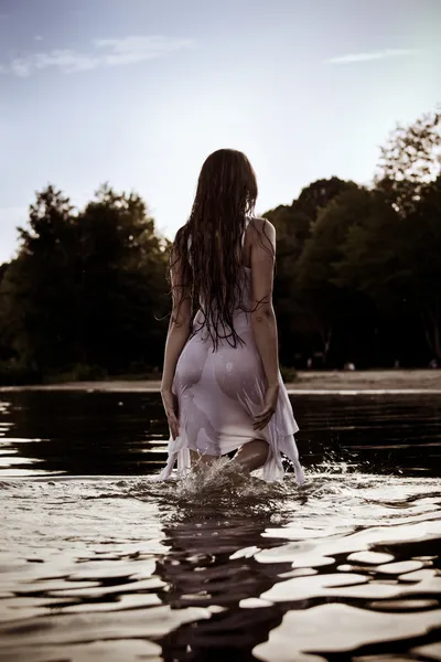 Mujer rubia en el agua bckground —  Fotos de Stock