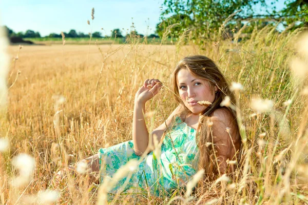 Fiatal nő a fűben — Stock Fotó