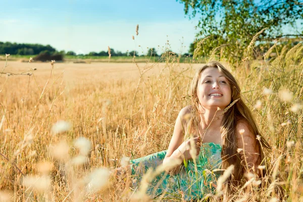 Jeune femme dans l'herbe — Photo