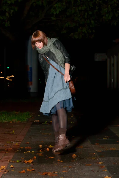 Mujer bonita caminando por la calle — Foto de Stock