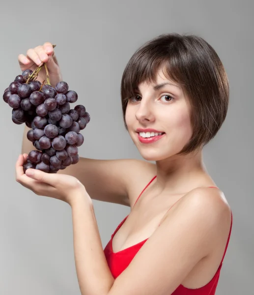 Fille avec un bouquet de raisins — Photo