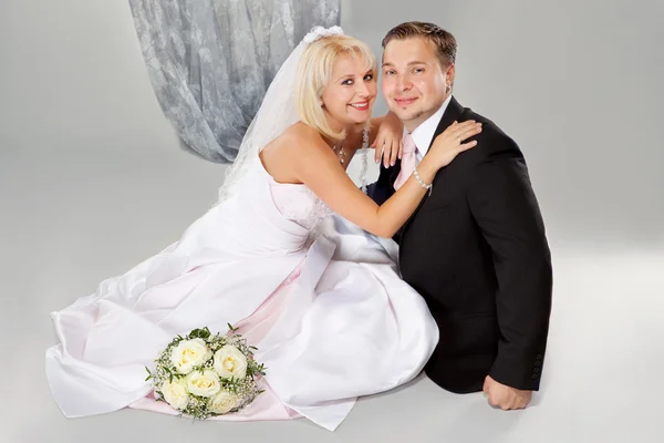 Studio shot of wedding couple — Stock Photo, Image
