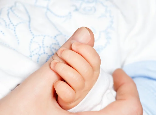Bambino che tiene la mano della madre — Foto Stock