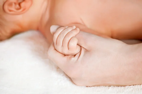 Младенец держит маму за руку — стоковое фото