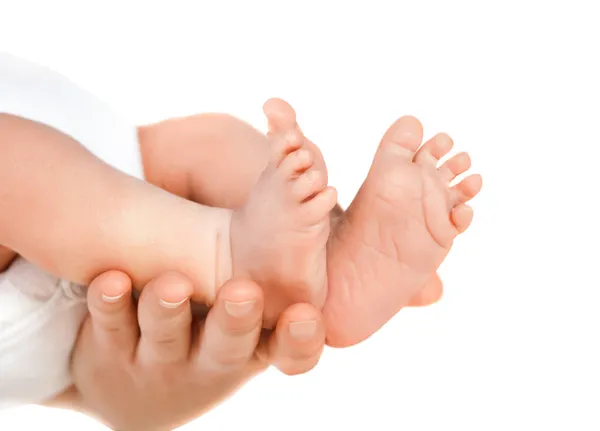 Madre tenendo i piedi del suo bambino — Foto Stock
