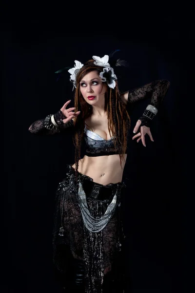 Привлекательная танцовщица, танцующая в племенном гриме — стоковое фото