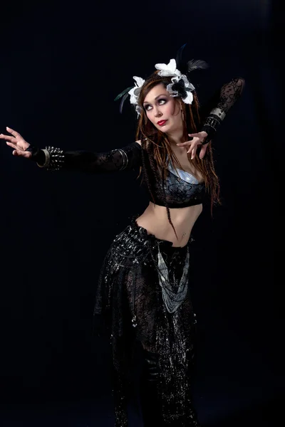 Atractiva bailarina del vientre bailando en maquillaje tribal —  Fotos de Stock