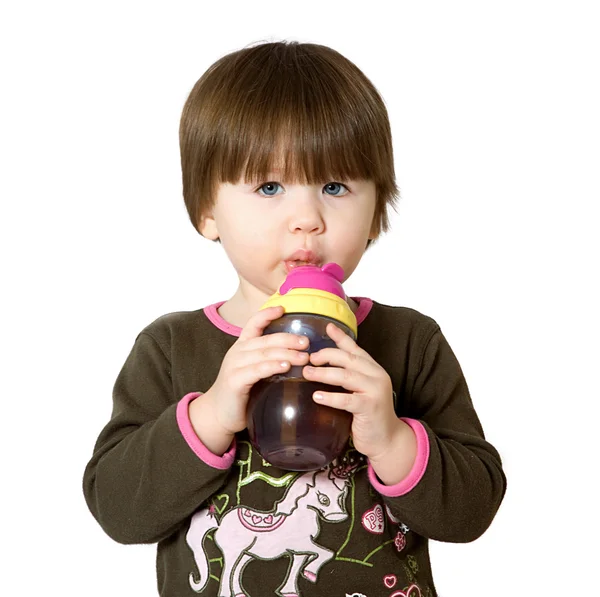 Kleines Mädchen trinkt Wasser. — Stockfoto