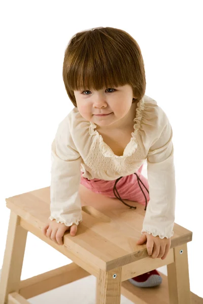 Kleines Mädchen auf einem Stuhl — Stockfoto