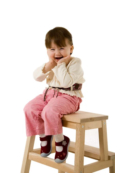 Маленькая девочка на стуле — стоковое фото
