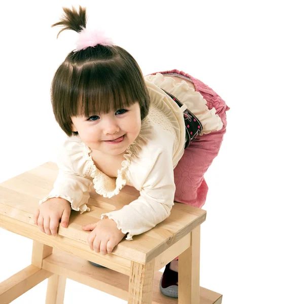 Petite fille sur une chaise — Photo