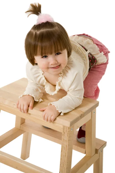 Liten flicka på en stol — Stockfoto