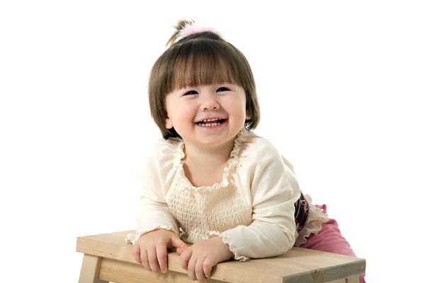 Маленька дівчинка на стільці — стокове фото
