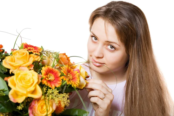 Mujer rubia joven con flores — Foto de Stock