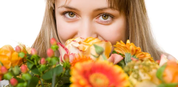 Mujer rubia joven con flores — Foto de Stock