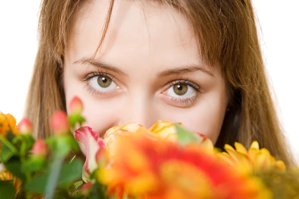 Genç sarışın bir kadın çiçek ile — Stok fotoğraf