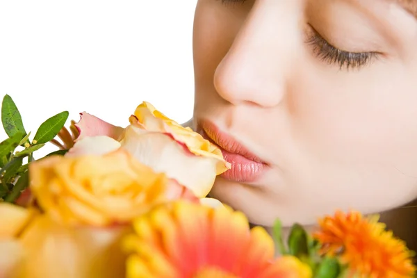 Junge blonde Frau mit Blumen — Stockfoto