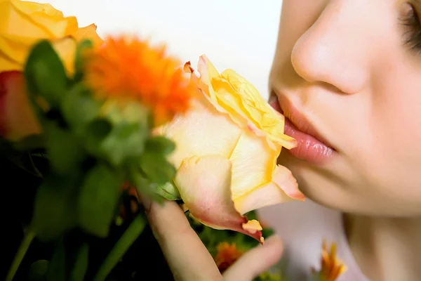 Jeune femme blonde avec des fleurs — Photo