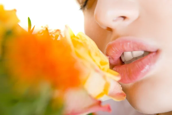 Mujer rubia joven con flores —  Fotos de Stock