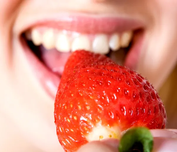 Schönes Mädchen isst eine Erdbeere — Stockfoto