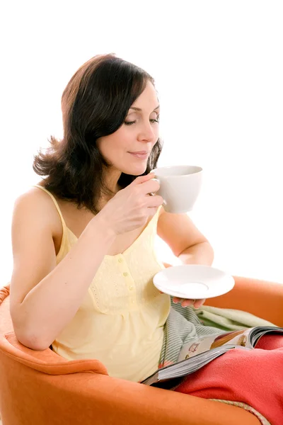 Bir fincan çay içen kadın. — Stok fotoğraf