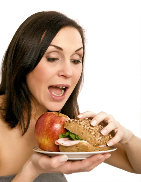 Kobieta jedzenie hamburgera — Zdjęcie stockowe