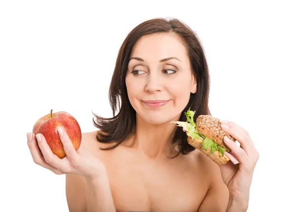 Femme manger un hamburger — Photo