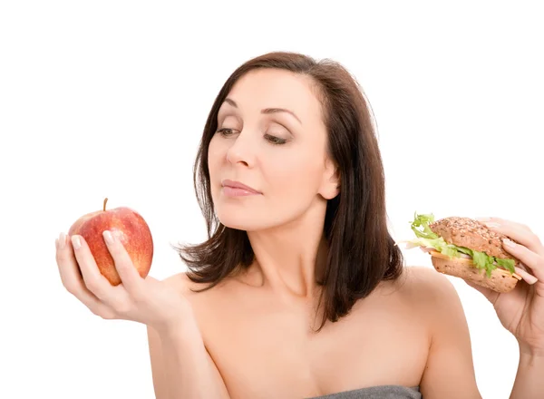 Kobieta jedzenie hamburgera Zdjęcia Stockowe bez tantiem