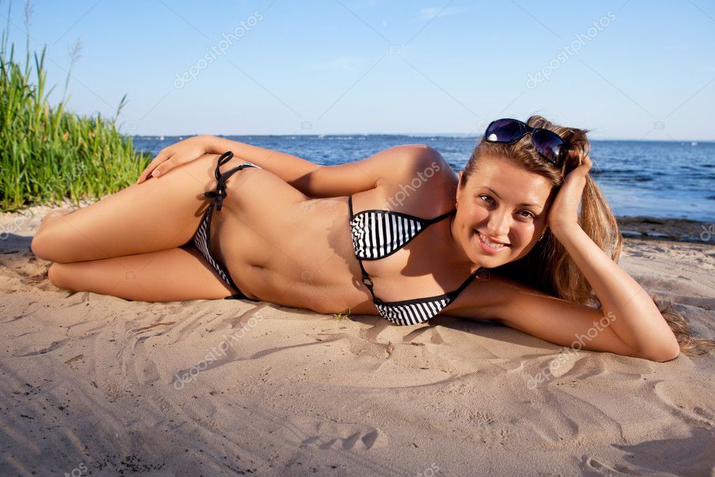 Chica Acostada En La Playa — Fotos De Stock © Meggan 5935980 4851