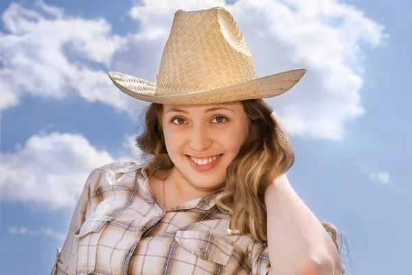 Mulher com chapéu de cowboy no fundo do céu ensolarado — Fotografia de Stock