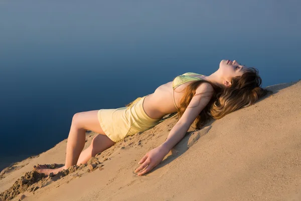 해변에 누워 금발 소녀 — 스톡 사진