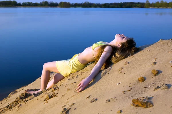 金发女孩躺在海滩上 — 图库照片