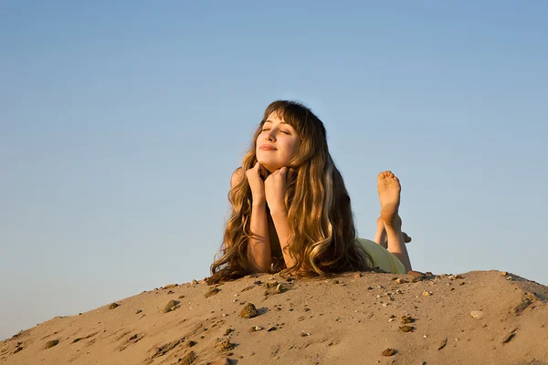 Chica rubia acostada en la playa —  Fotos de Stock