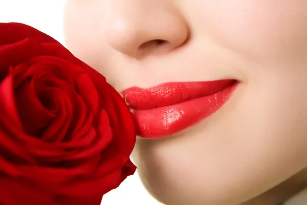 Belle fille avec rose rouge — Photo