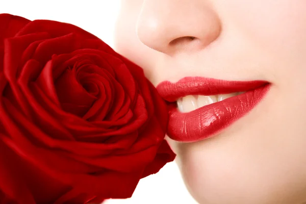 赤いバラの美しい女の子 — ストック写真