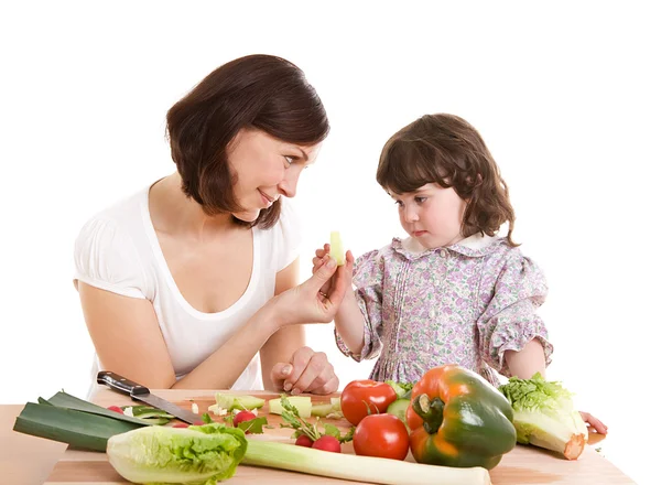 Mãe e filha cozinhar na cozinha — Fotografia de Stock
