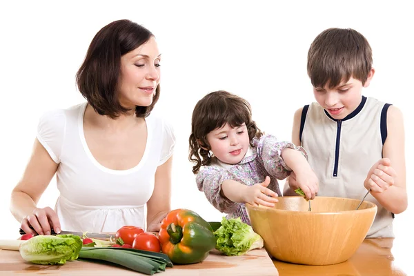 Moeder en kinderen koken in de keuken — Stockfoto