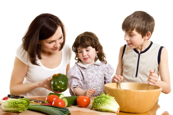 Anya és a gyerekek főzés a konyhában — Stock Fotó