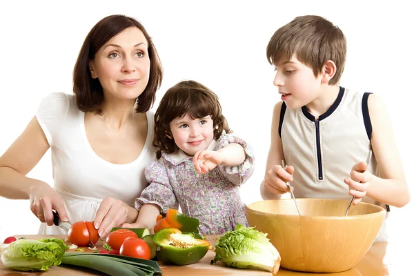 Mutter und Kinder kochen in der Küche — Stockfoto