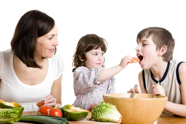 Mor och barn matlagning i köket — Stockfoto