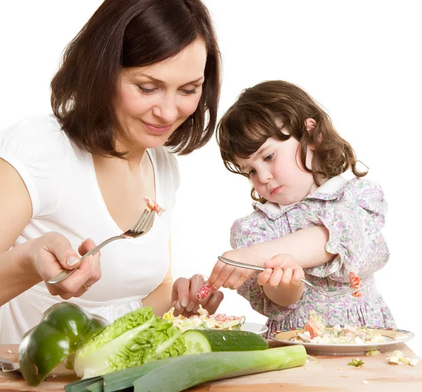 Moeder en dochter koken in de keuken — Stockfoto