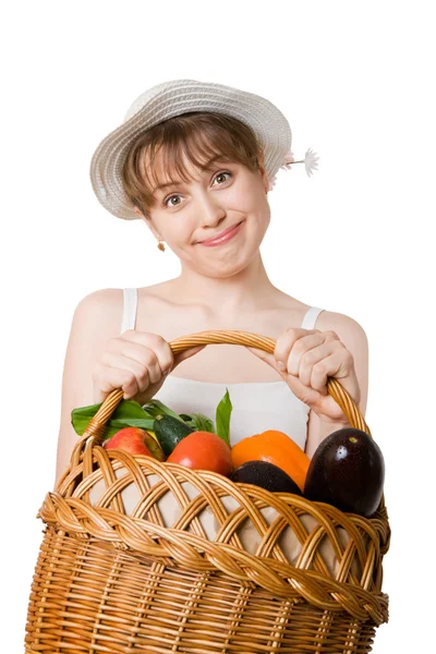 Mädchen hält einen Korb mit frischem Gemüse. — Stockfoto