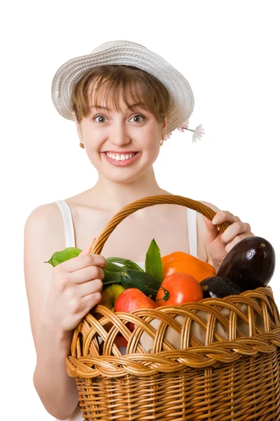 Chica sosteniendo una cesta de verduras frescas . — Foto de Stock