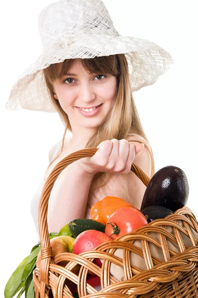 Dziewczynka gospodarstwa Kosz świeżych warzyw. — Zdjęcie stockowe