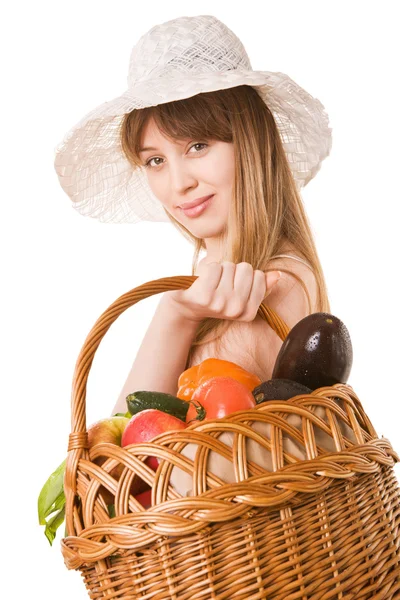 新鮮な野菜のバスケットを持って女の子. — ストック写真