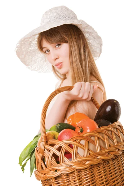 Menina segurando uma cesta de legumes frescos . — Fotografia de Stock