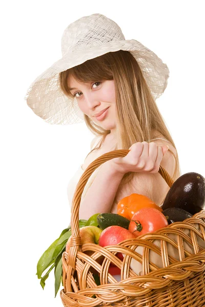 Menina segurando uma cesta de legumes frescos . — Fotografia de Stock