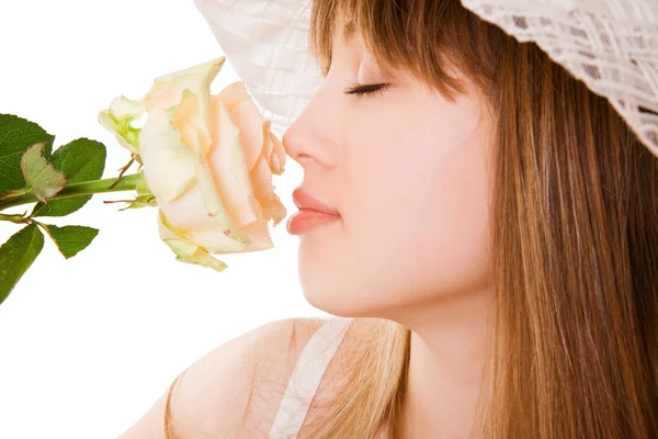 Blond kobieta z różą herbaty — Zdjęcie stockowe