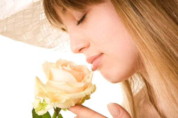 Blond kobieta z różą herbaty — Zdjęcie stockowe
